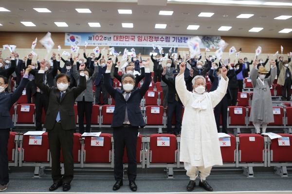 (3-1)임시정부수립_기념식1(왼쪽부터_권영세_안동시장__강성조_행정부지사__이동일_광복회_도지부장).JPG