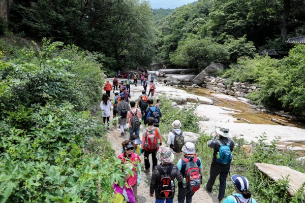 (8-1)19년도_문경시_선유구곡_라디엔티어링_(9곡_옥석대를_지나는_참가자들).jpg