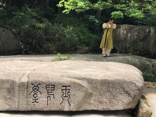 (8-2)19년도_문경시_선유구곡_-옥석대(제9곡)_대금연주_사진.jpg