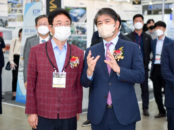 (6-1)국제철강_및_비철금속_산업전1(주영준_산자부_산업정책실장).jpg